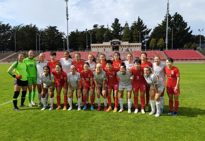 美国蓝队大胜白队_以确保他们成为下赛季冠军联赛的一员