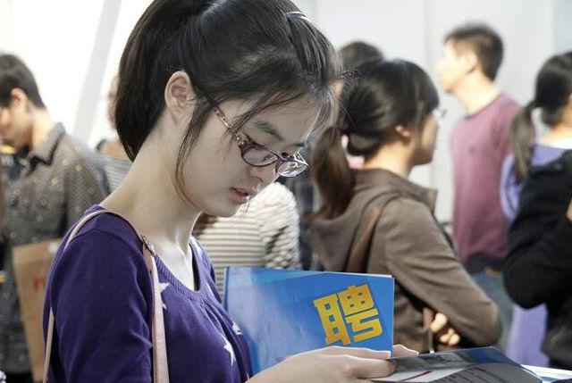 唐亚？毕业多年的陈宏和牛伟便很合适，一个小时发一个小时的信息