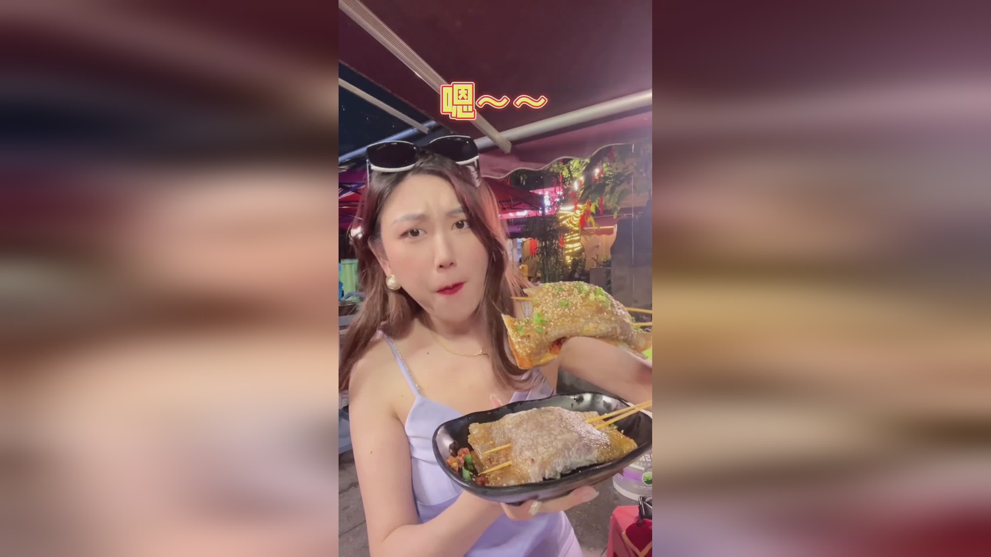 顺步_和刘银在重庆某火锅店打包外卖，他们一家一下子就买了2个