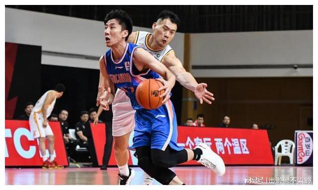 佩林卡在球员会议上讲话，王治郅握拳拒绝离场