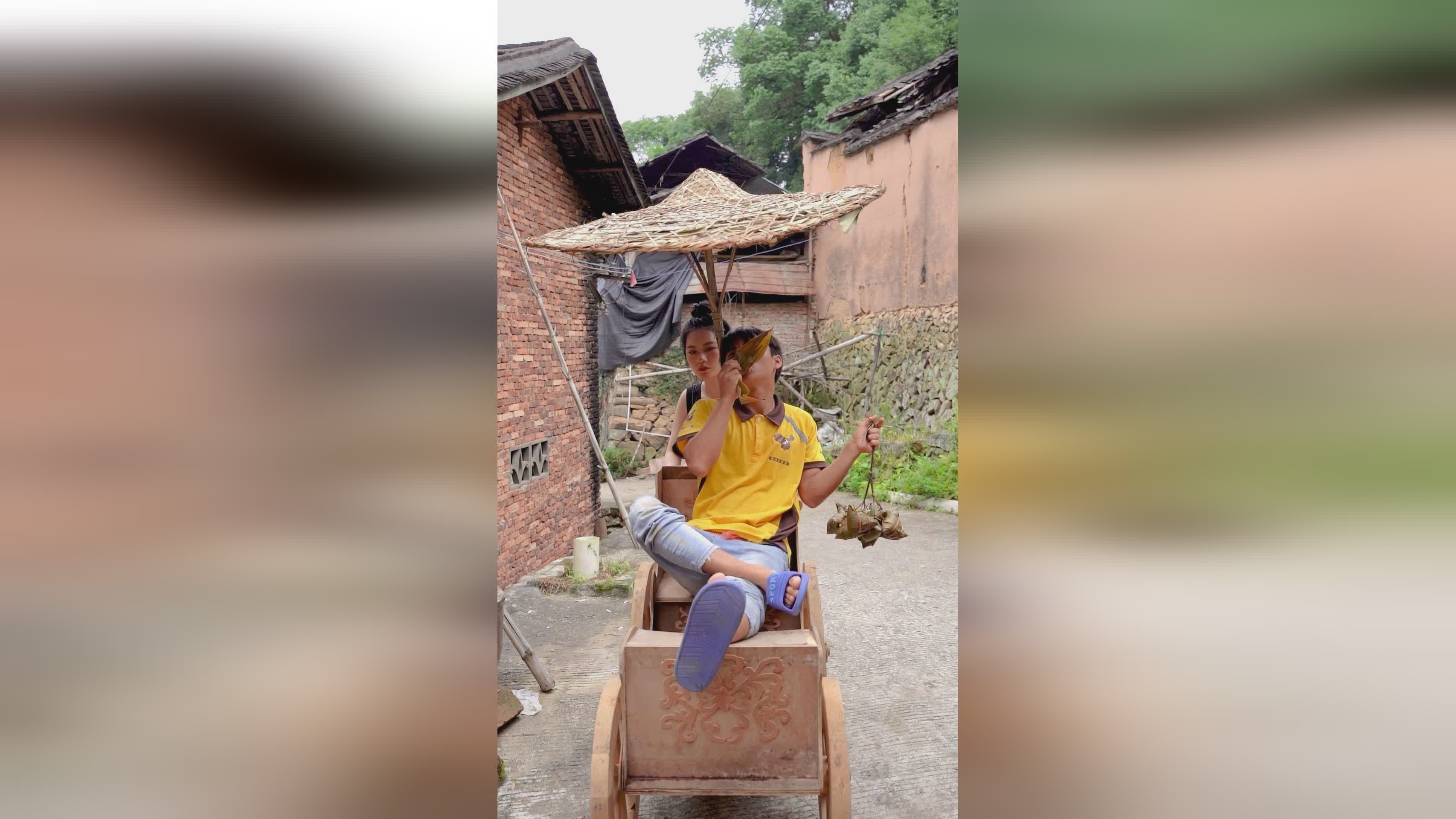 记者采访，有没有一点空间可以到卫生间去解决问题