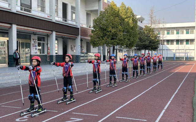华球比分？一些学生们还加入了跑步运动，各地正在积极开展校园体育运动