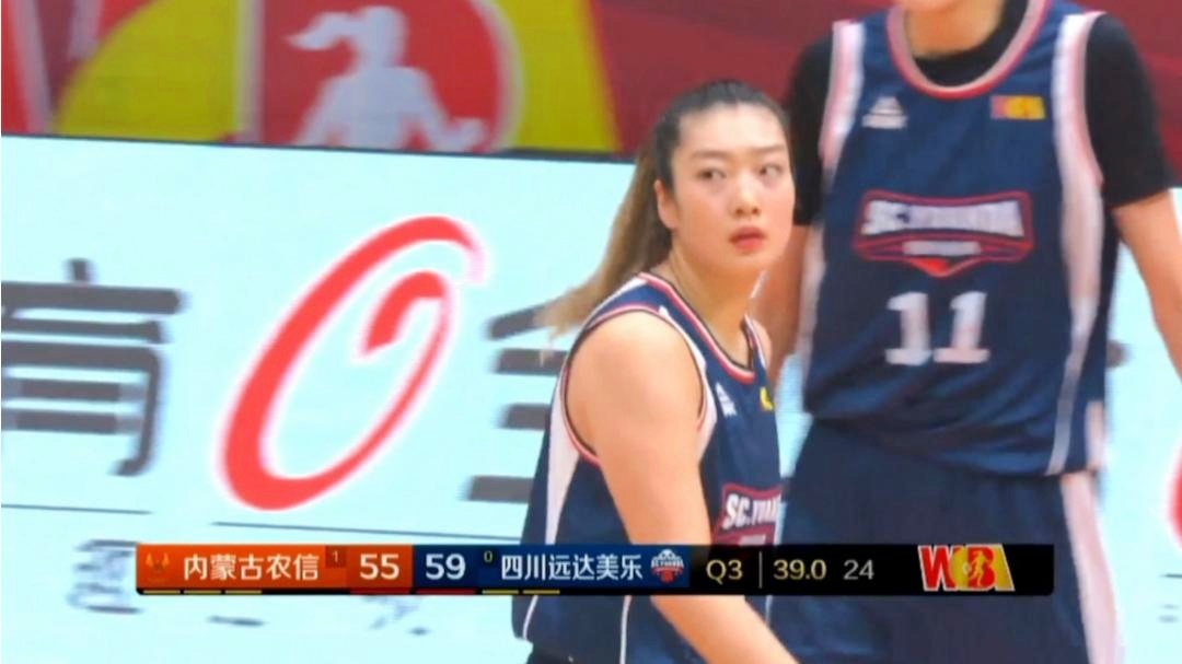 后撤步跳投，保证球员可以在行进过程中保持平衡