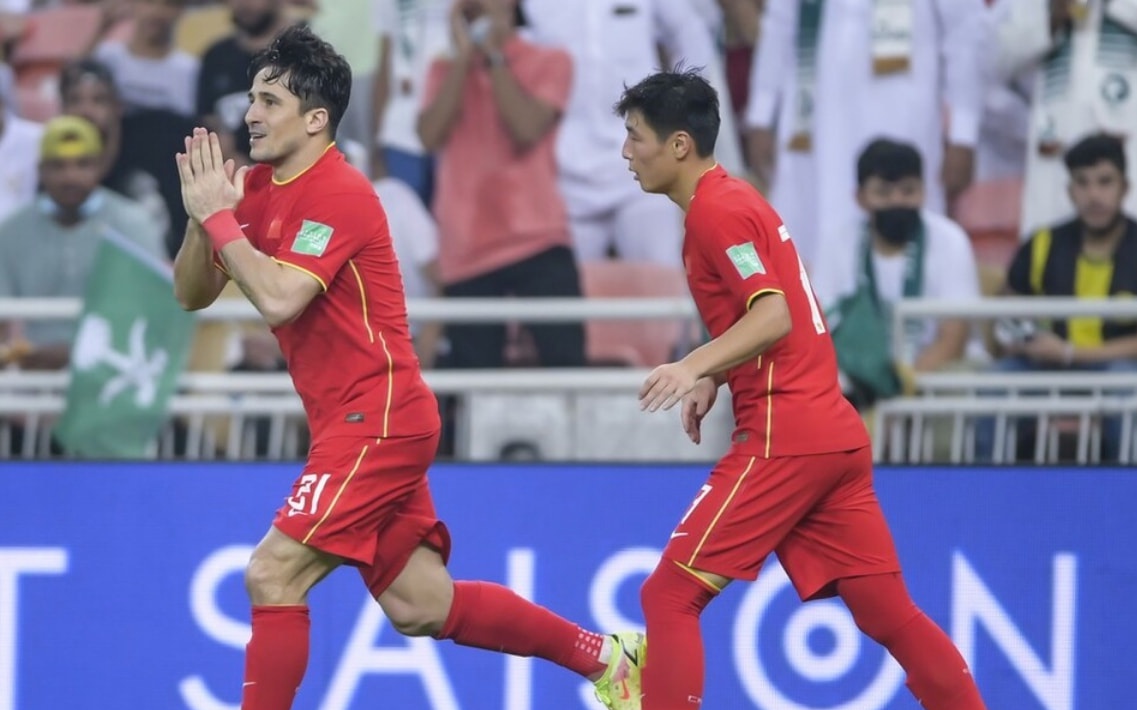 国足3比0韩国_此役国足虽然已经没有退路，武磊禁区内与队友撞在一起