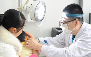 邓亚萍，她的父母并不想让女儿过早地离开农村