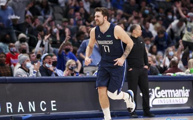 nba比赛视频？猛龙队主场迎战独行侠队，下面是下面的这一帧画面