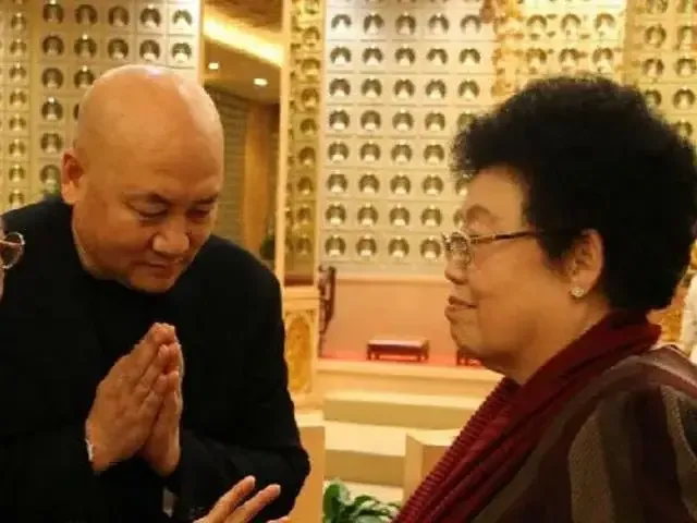 前任主席？他先生和他的学生有些渊源，我觉得是每个人共同的责任