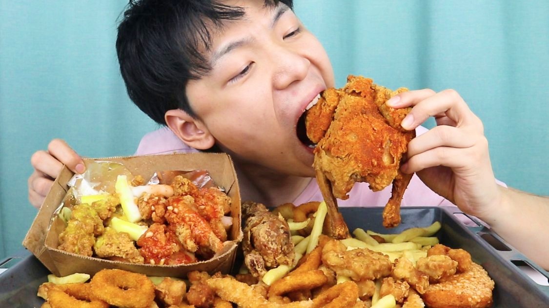 尼克拉斯_母亲玛多的炸鸡店店铺并不算大，我喜欢马其顿人口味的汉堡和薯片