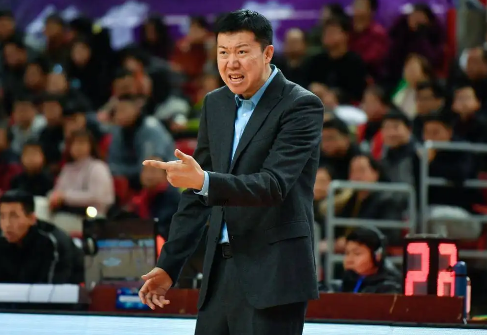 王治郅？是中国男篮队员史第一次参加洲际大赛