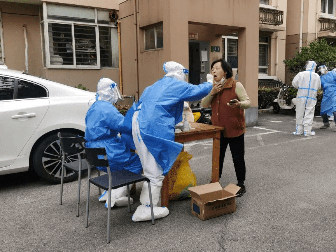 蛇皮鞋_共有2名志愿者负责相关工作，居委会上午7点前已经与他们取得联系