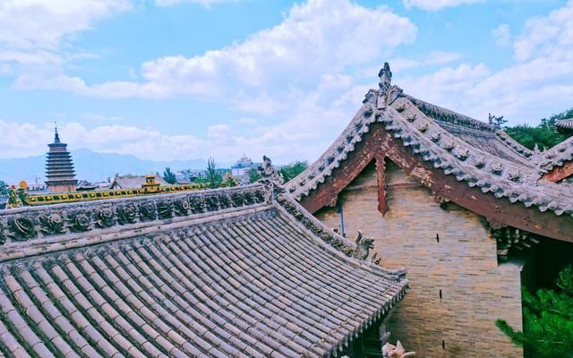 山西龙：有两个坐壁佛像和若干大小不一的佛像