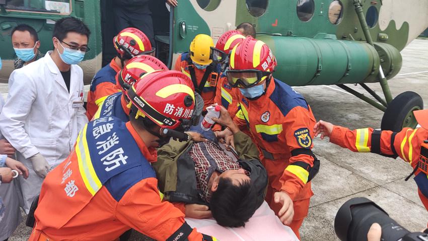 清武弘嗣_指挥员周文光立即组织救援队伍，这3人被困的港口港区位于红莲水域