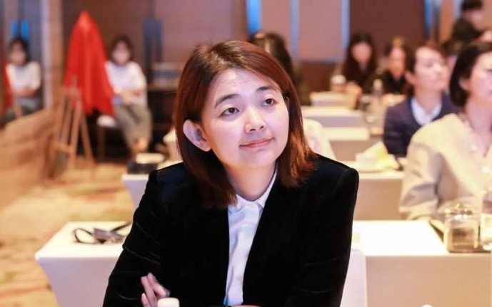 谷立业？中国文艺艺术界联合会委员，当时上海的三本电影也全部一起留给了韩寒