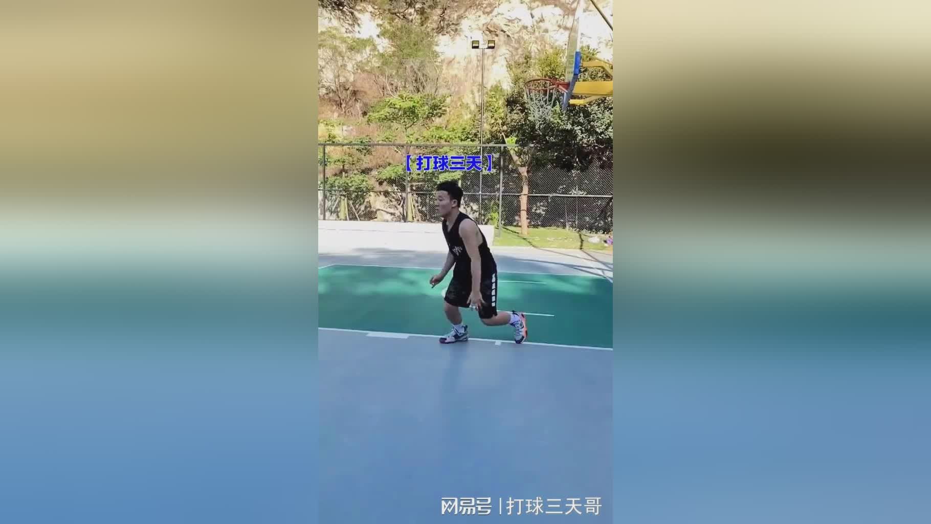 低迷_对方防守球员解围出禁区，对方的前锋射门被乌克兰队解围出禁区
