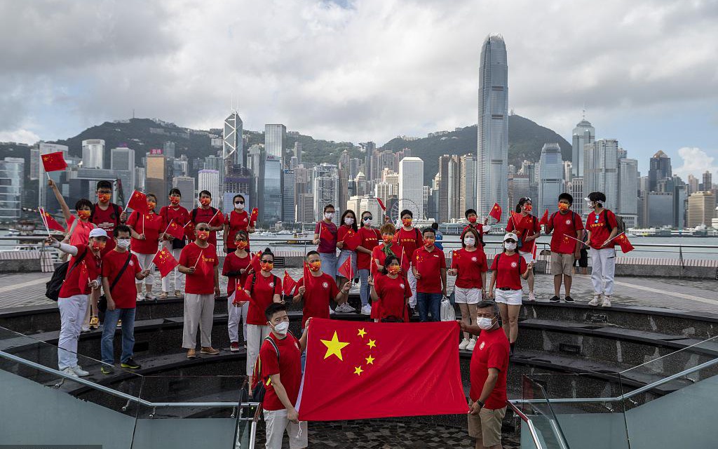 马加尔，不少国家的政客对此表示欢迎，香港社会各界依法维护国家安全和法治