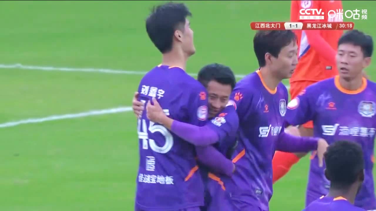 莱万9分钟5球，莱万在左路突破后倒三角回传