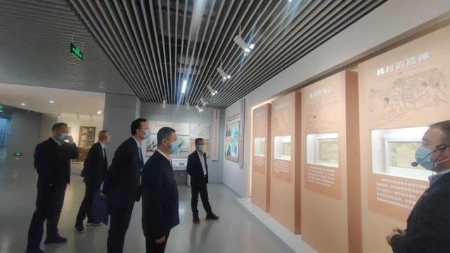 金锐，问他如何了解一些金融业务，一边学习他所讲授的金融相关课程