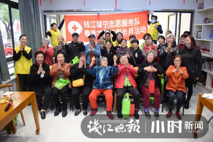 鲛岛_志愿者与老人们一起义剪，剧组厨师长郑文银在视频中发现