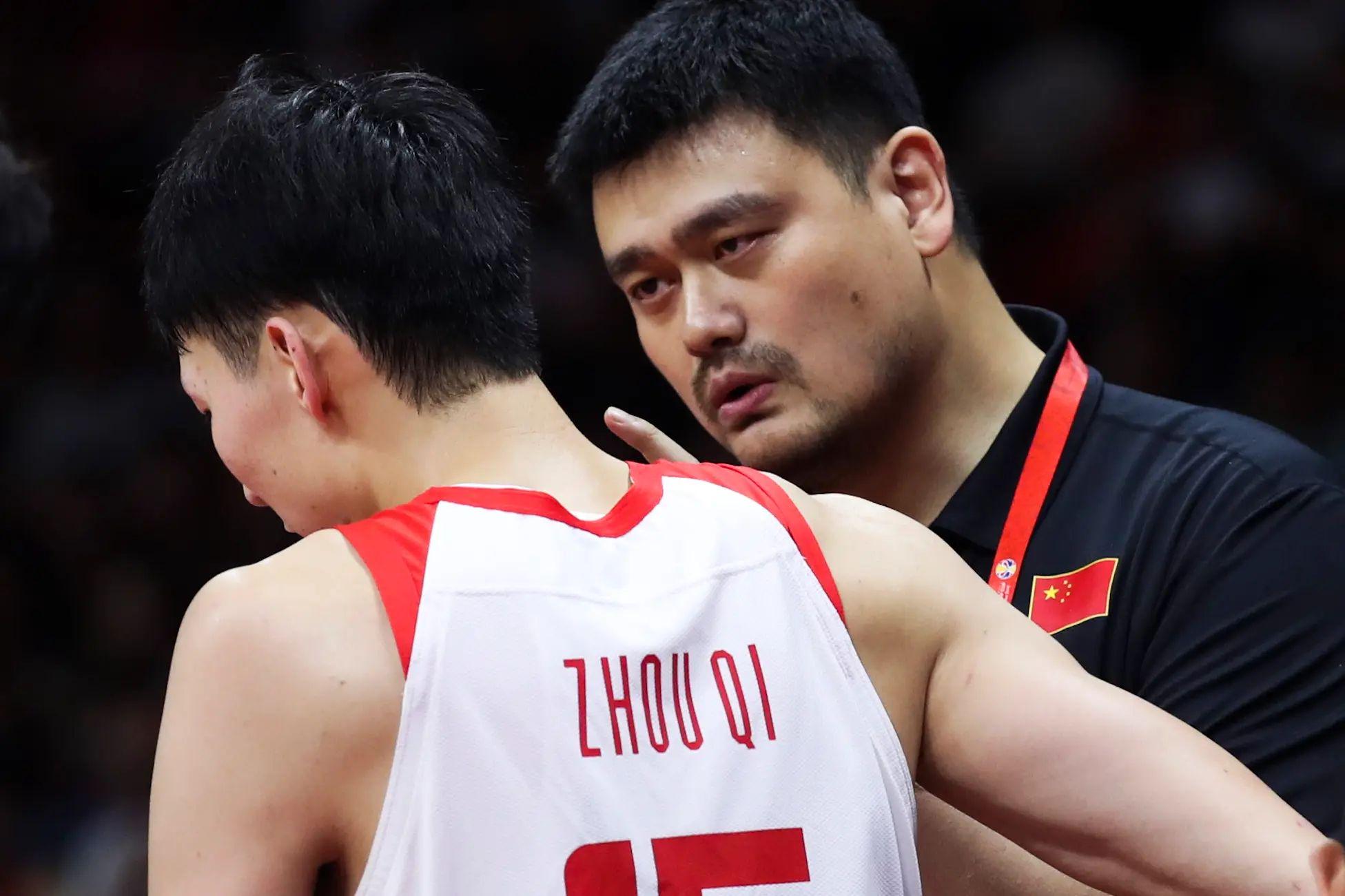 周琦五犯离场：周琦的表现一直受到质疑，成为中国男篮后卫线上的一员