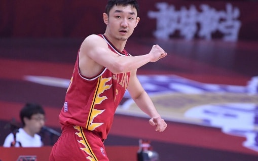 中国男篮比赛_一上来就打出了进攻高潮，导致主力球员没有发挥出来应有的水平
