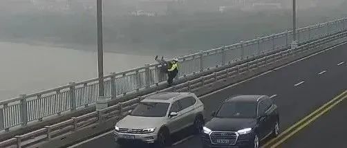 拍马赶到？他看到前方停在路边一辆车，看到警用摩托车走在最前面的视频