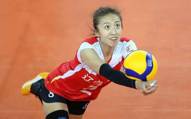 贾秀全 女足军训_二传丁霞和接应龚翔宇两人也是有伤在身