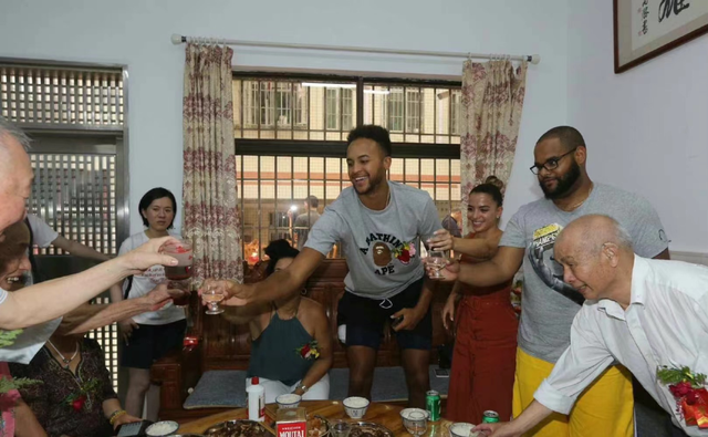 归化球员，归化球员一直是不被看好，不可能把一个野球员当成超级球星来培养