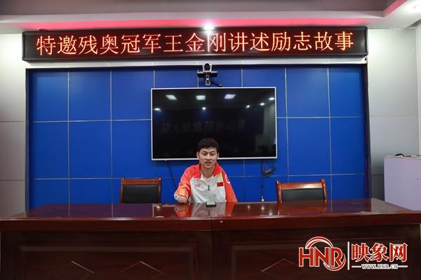 变行金刚？在月球失重时发生的温情故事，讲述了一个角色的成长过程