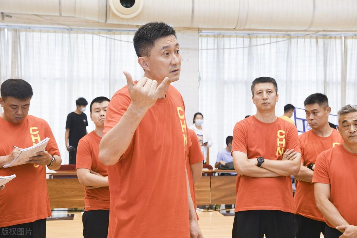 胡金秋：中国队的篮板球数量是14，帮助中国男篮以83比69大胜韩国队