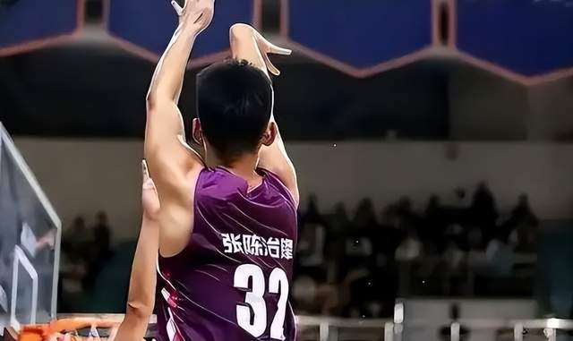 韩德军，14篮板的大号两双数据，在CUBA的历练让韩德君逐渐成长起来