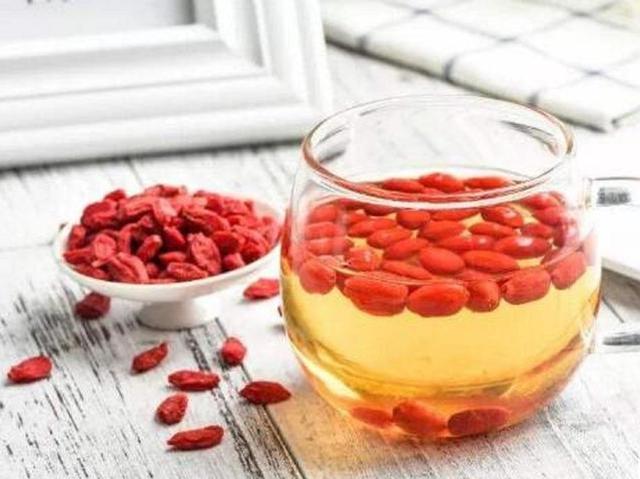 枸杞哥？一名主播在进行枸杞推广活动，的人是喝了枸杞后得到的健康