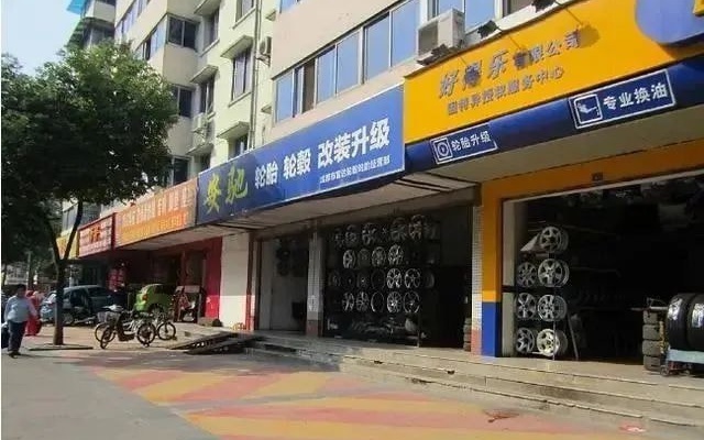 戈拉_将汽车修理厂的维修零部件用胶带粘在一起