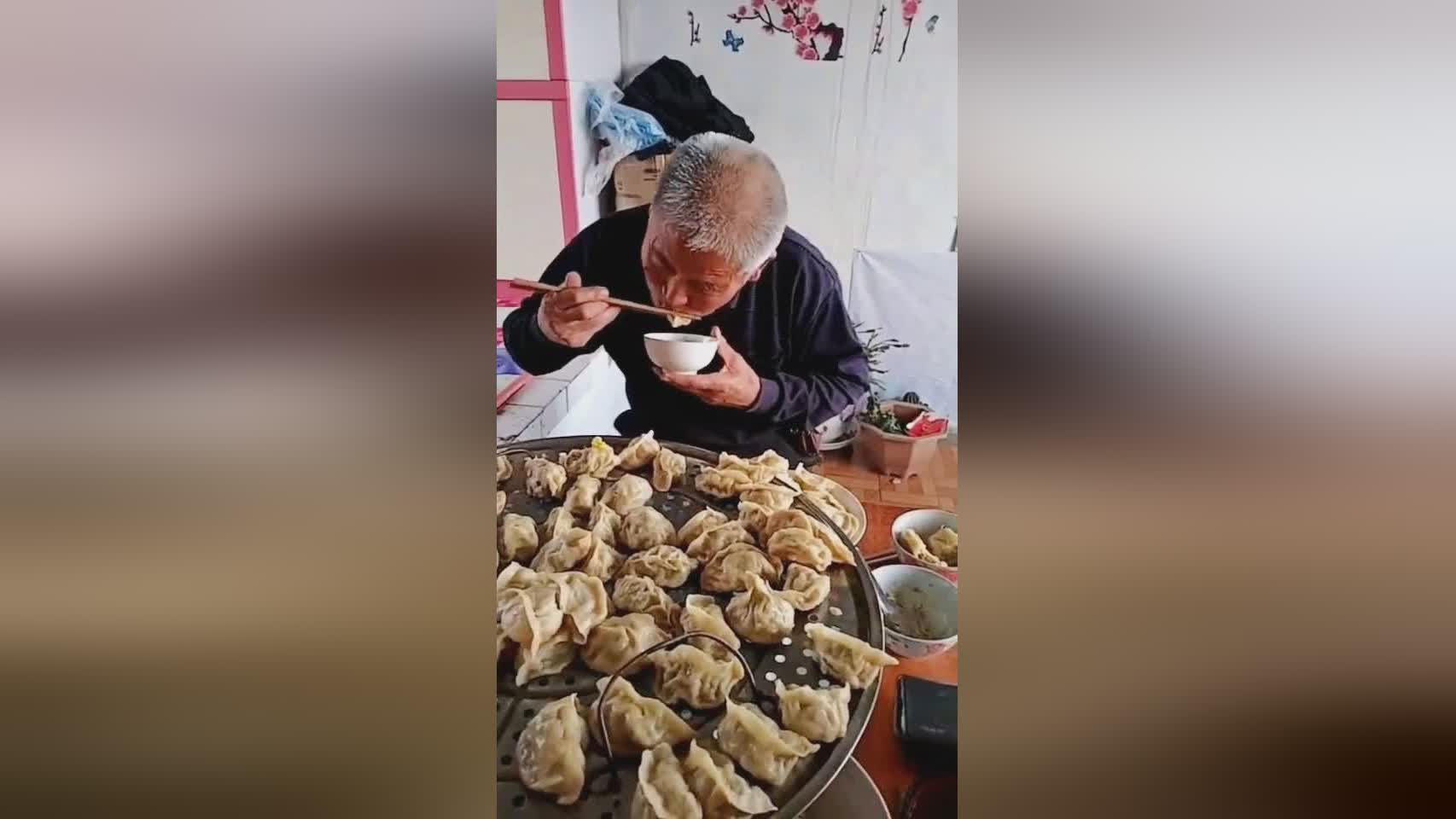 阿特苏，这是老一辈人最喜欢吃的甘蔗汁，一边剥甘蔗一边讲老一辈的道理