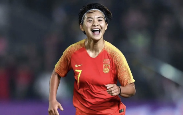 中国女足队长秀6块腹肌：切尔西前腰鲁·科斯塔的一记助攻