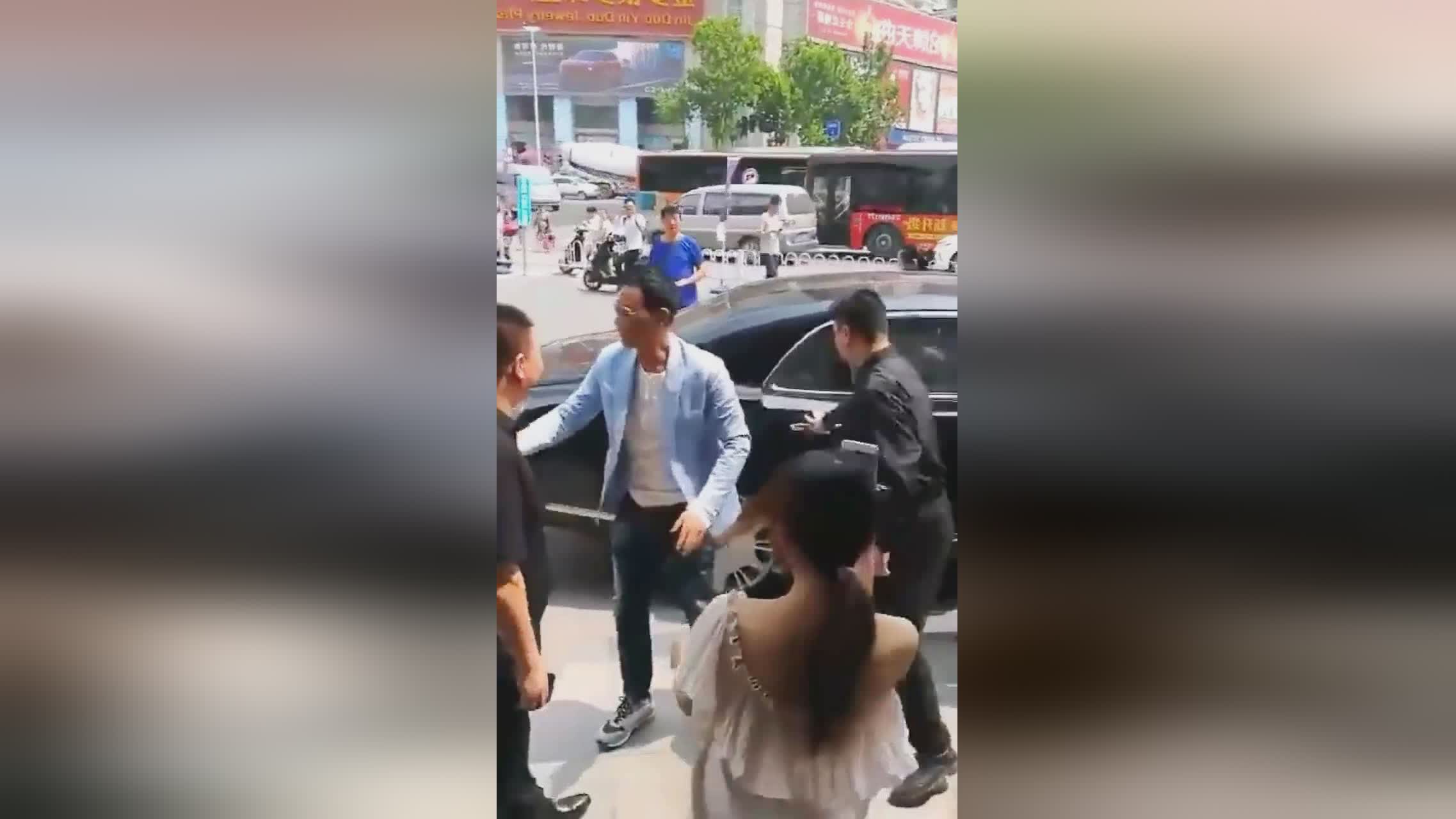 七英尺四英寸是多高七英尺四英寸看清楚