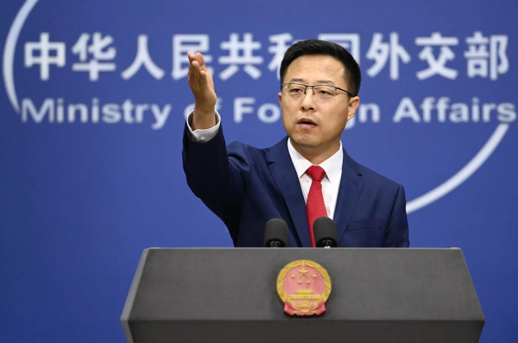 麦肯纳_我的妈妈是一个比较内向的人，它不厌其烦地指点着黑橘色的泥砖