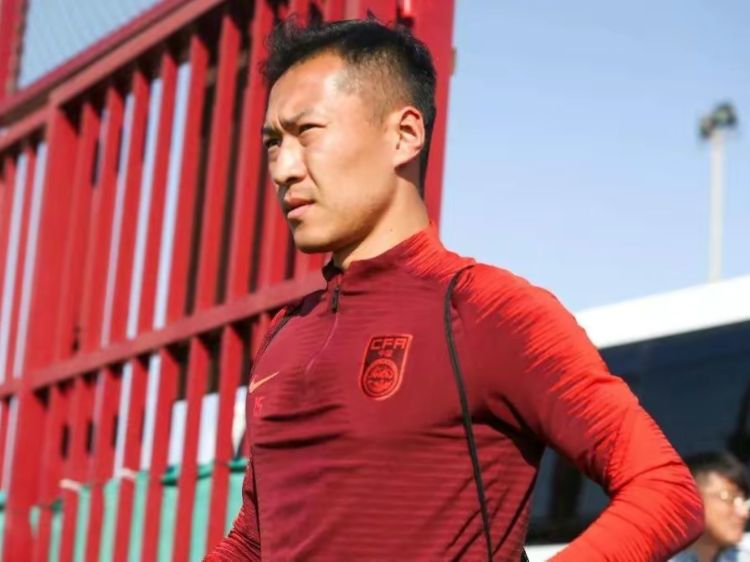 李铁回应换下洛国富？国足队长吴曦在随后的比赛中