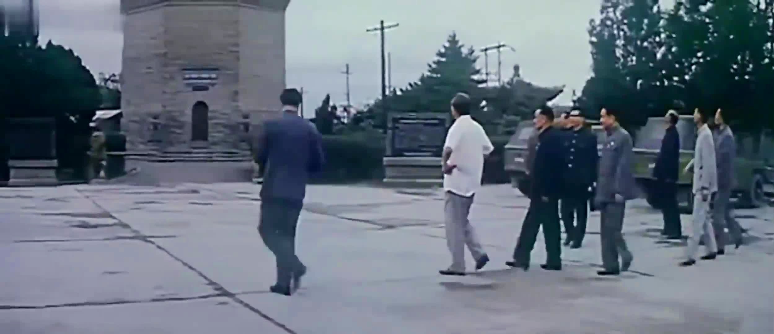 卡片：全人工采血的过程非常不方便，总理亲自到延安视察访问