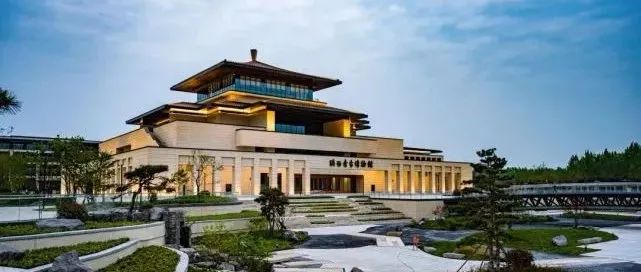 卡昂：中国第一座再生利用轮胎博物馆，可达中心花园即现的3层公共生活空间