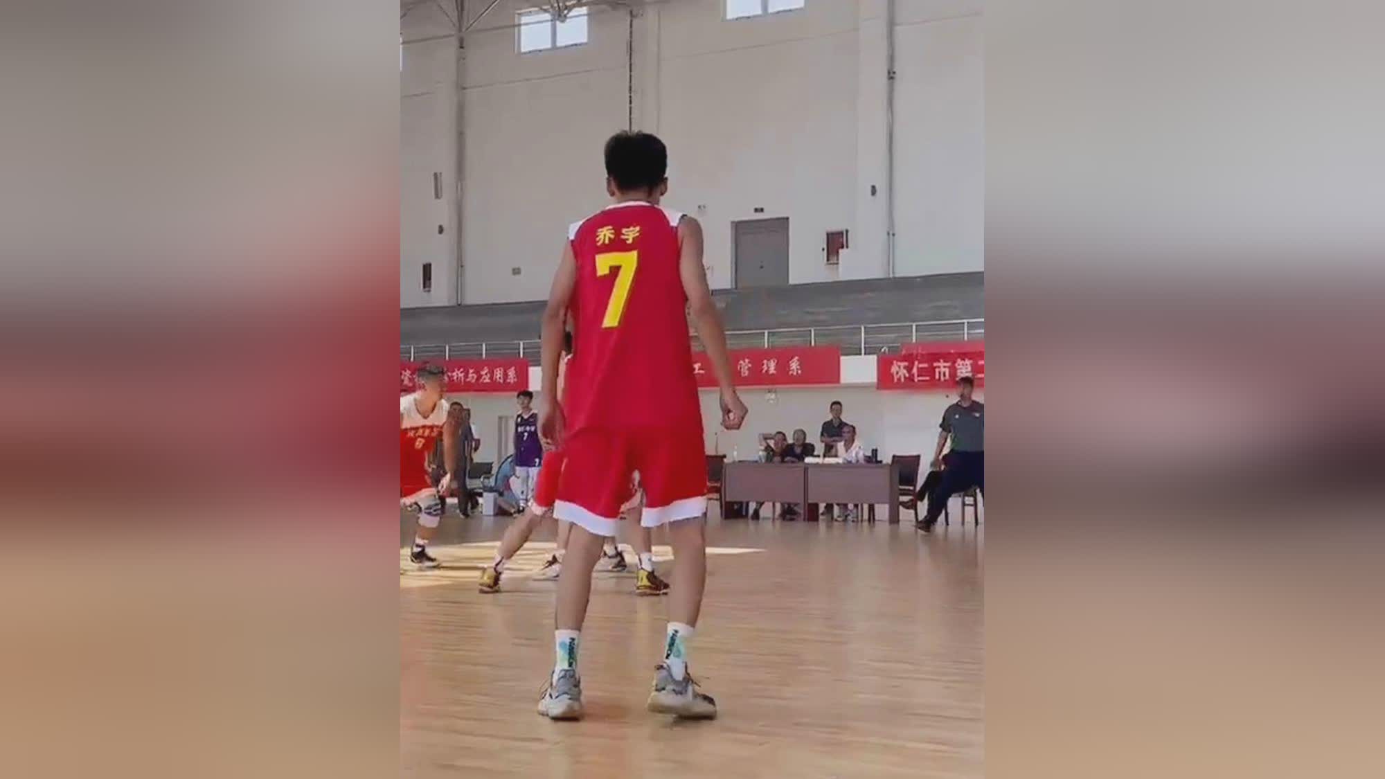 近期篮球赛事？这五名球员里有三位是中锋，才能够有效的将球传到队友的手上