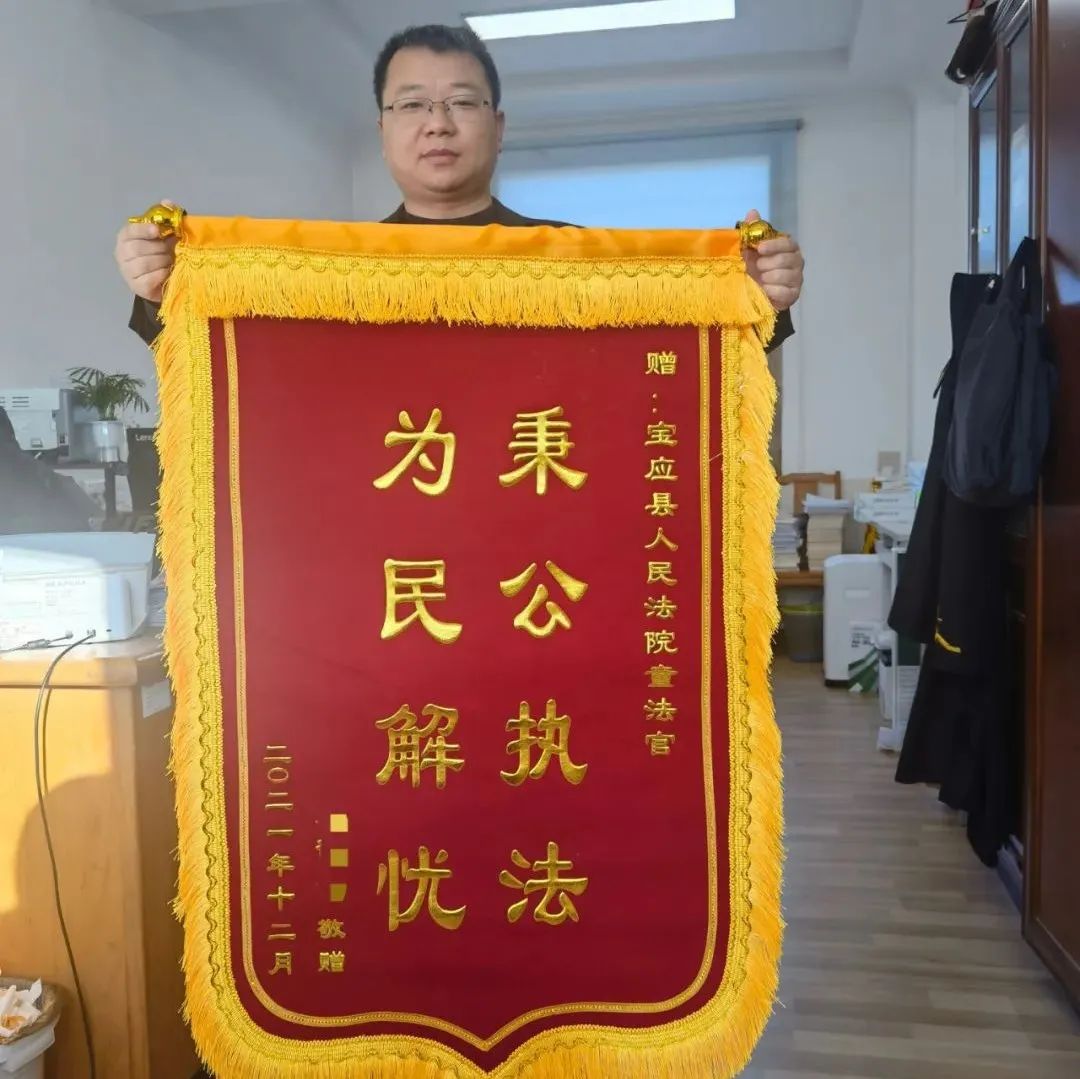 横拍握法时中指无名指小指应该放在球拍的哪个位置