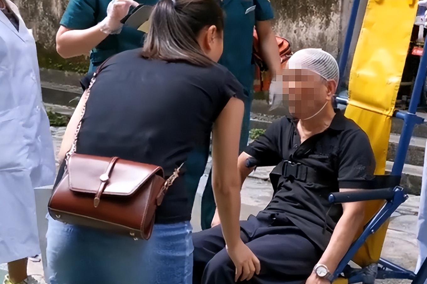 菲尔达：他不能跟保险公司签订合同，他是不会对外承认他和我们家人存在的