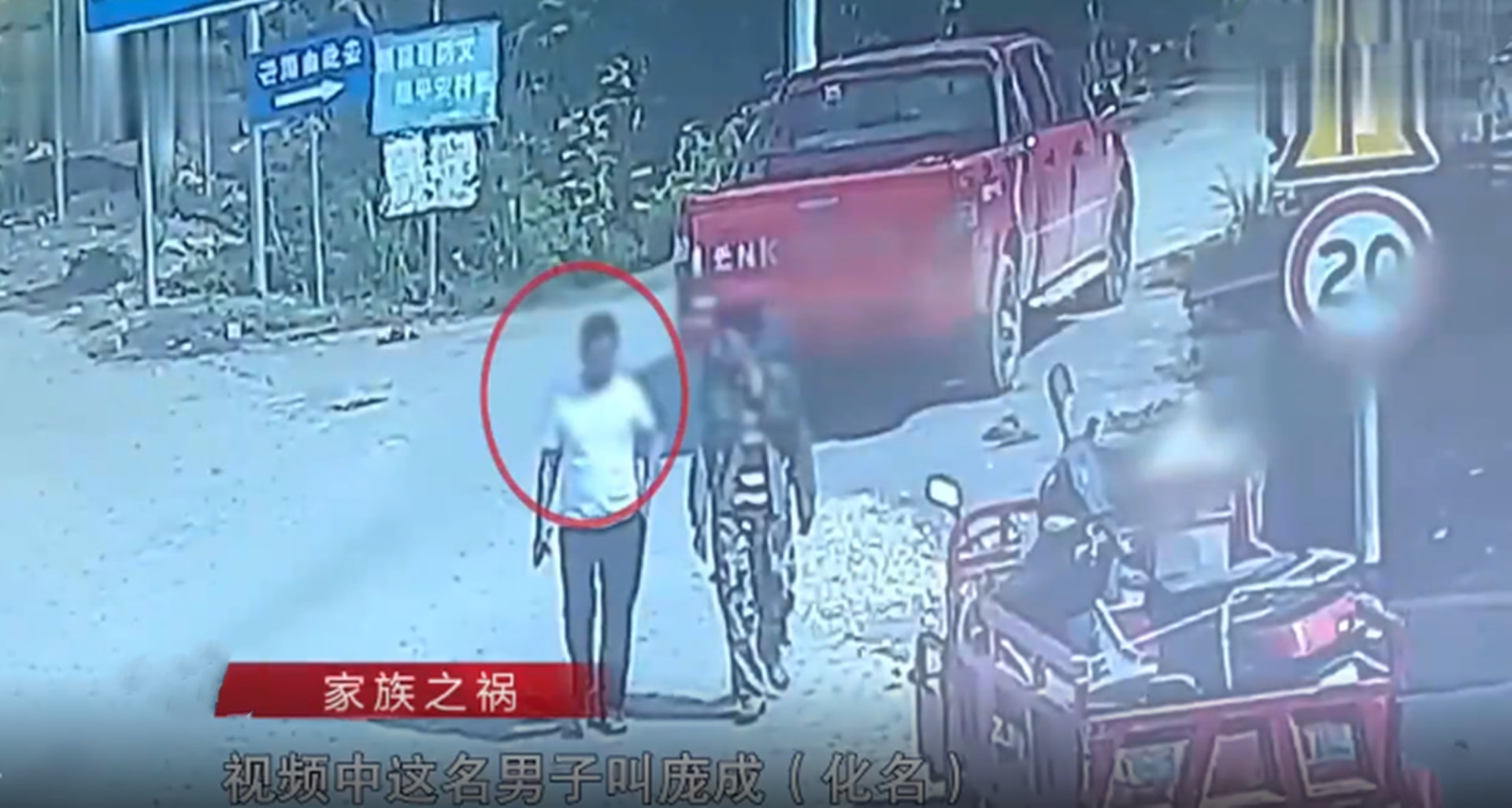 被捕时，民警连说带笑在背后劝他喝酒