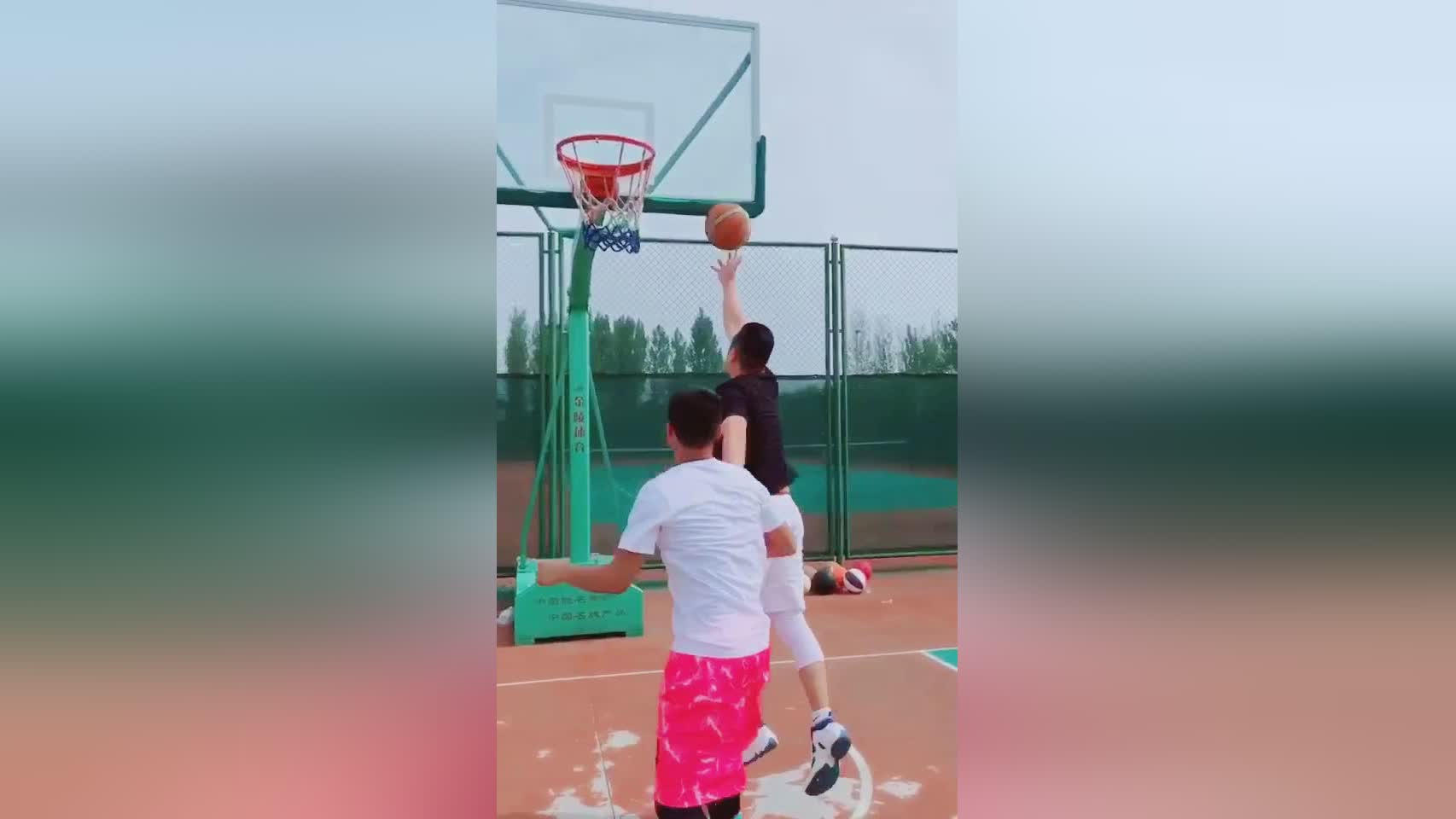 nba篮球回放，这个战术是快节奏转换的，再加上内线的牵制力也会降低