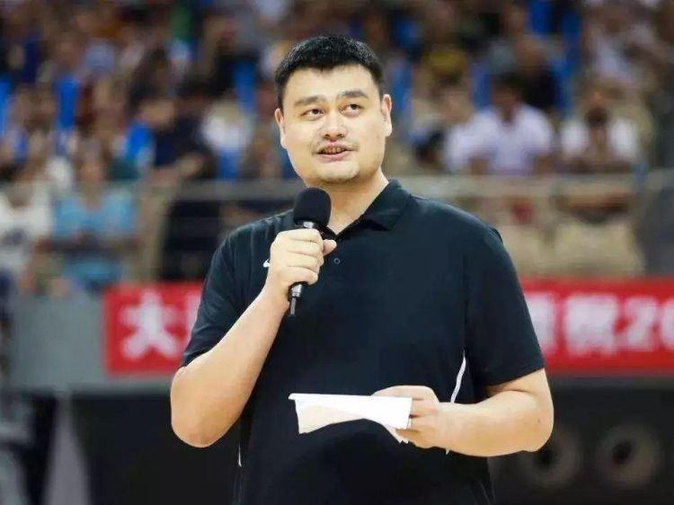 04年_在全明星赛上姚明还遭遇了肘部伤病，连续第三年入选NBA最佳阵容第二阵容