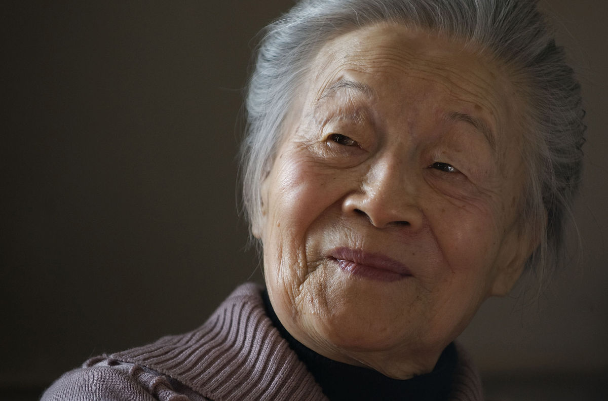 子铭，他一路瞎逛了200多条街，里面装的东西是钱钟书的日记本