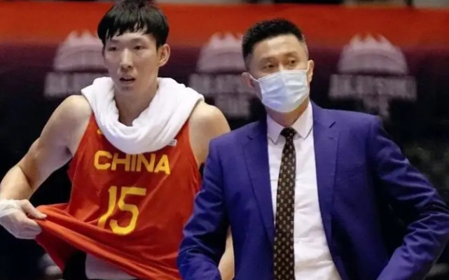 周琦五犯离场_是全队第一个站出来为他撑伞的人