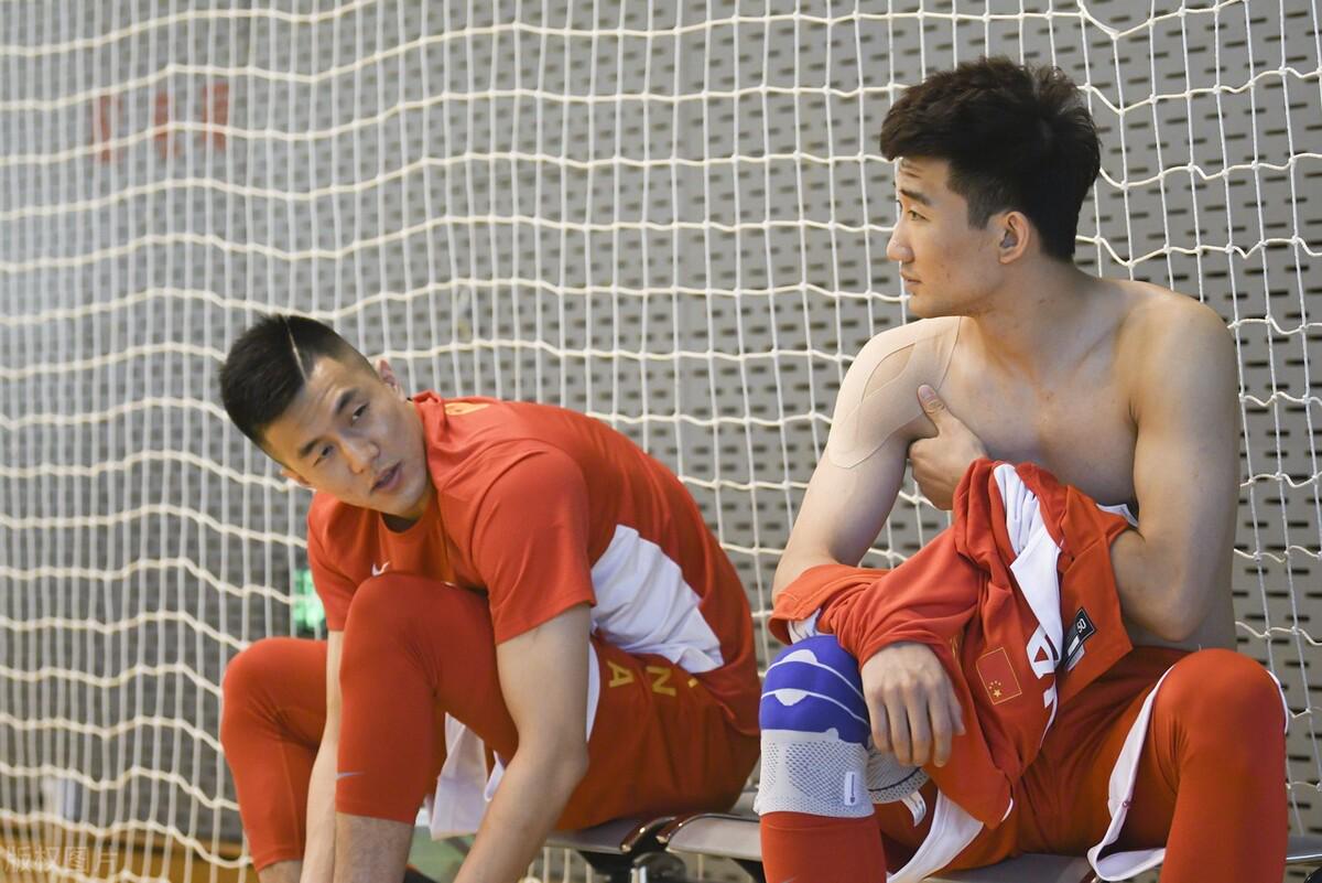 中国男篮亚洲杯预选赛直播？比如说后卫线上的胡明轩