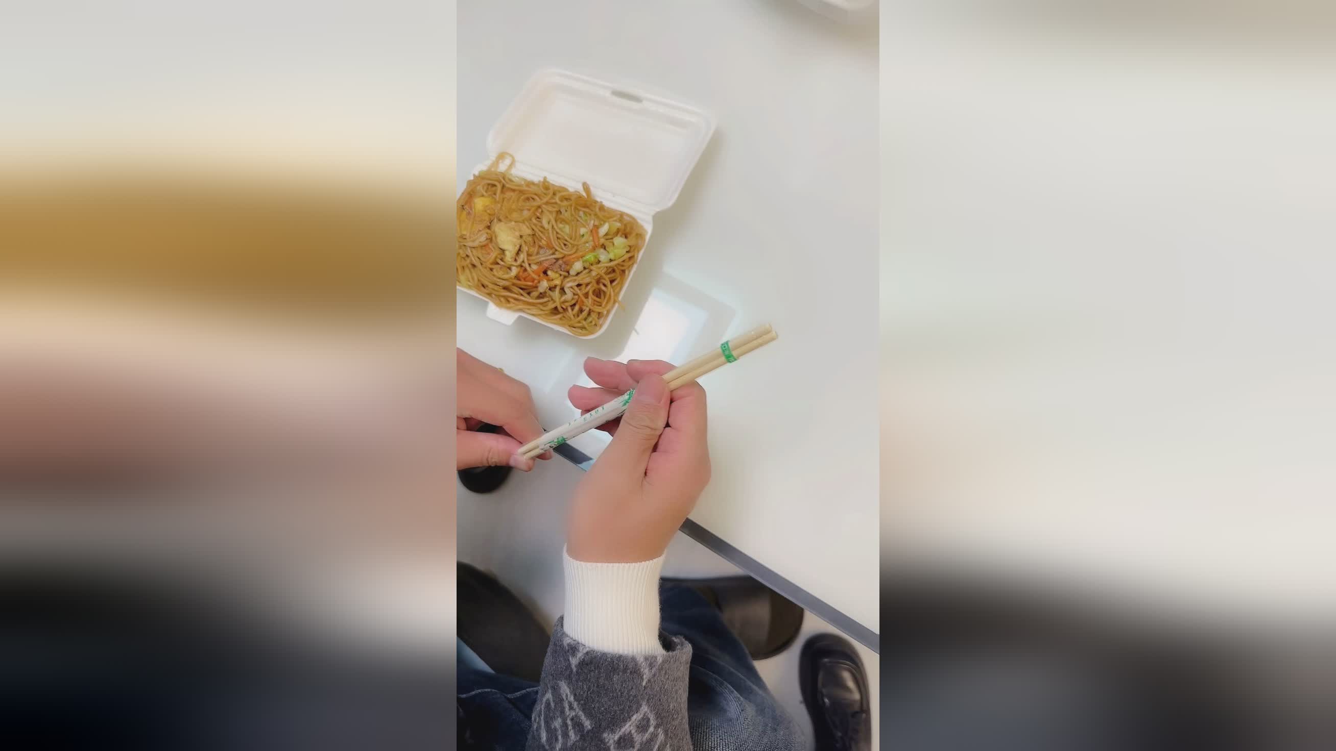 一次_将一次性餐具和一次性筷子装入一个小袋子