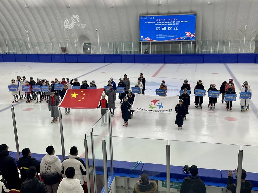 山东全运会_鼓励群众更好地参与健身运动，图为游客在大寺镇曹村体育公园散步
